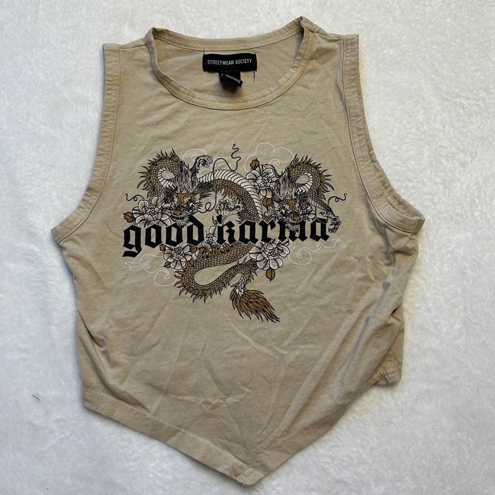 Cropped Streetwear tank v in front
